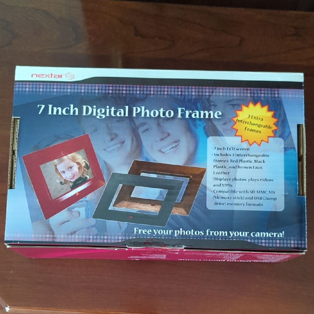 NIB Nextar 7 Inch Digital Photo Frame with Interchangeable Frames